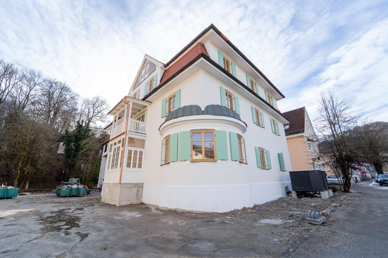 Sanierte Stadtvilla, Straßenansicht mit frischem Weißanstrich