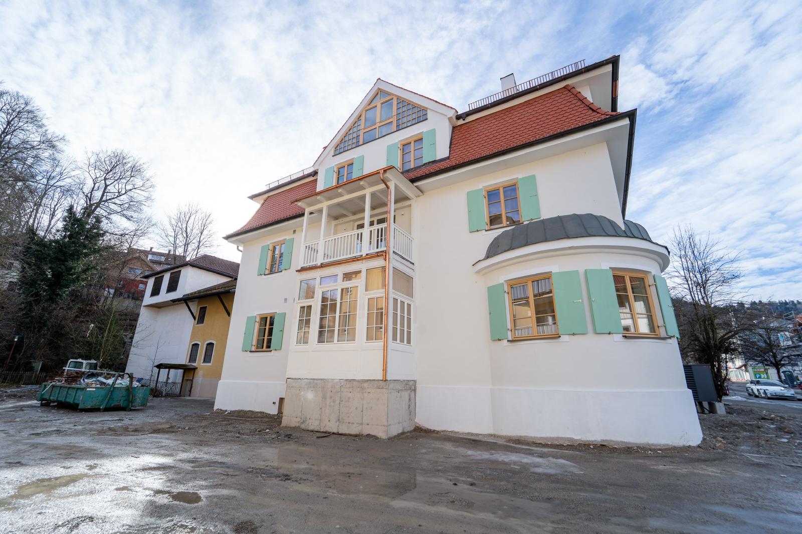 Sanierte Villa von aussen mit frisch gestrichener Fassade