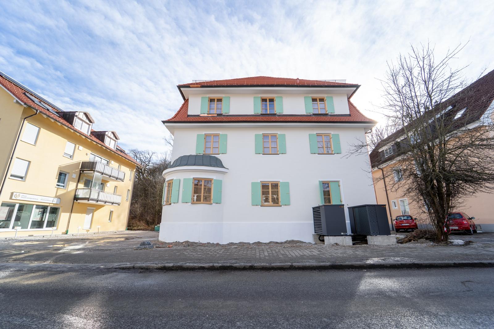 Symmetrische Frontfassade nach dem Neuanstrich