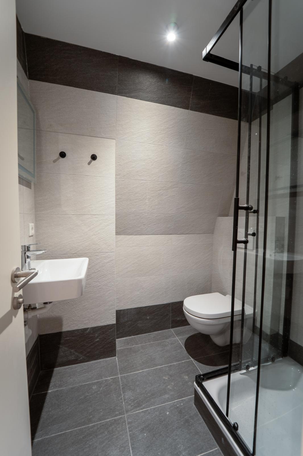 Ess- und Wohnzimmer mit filigraner Glaswand