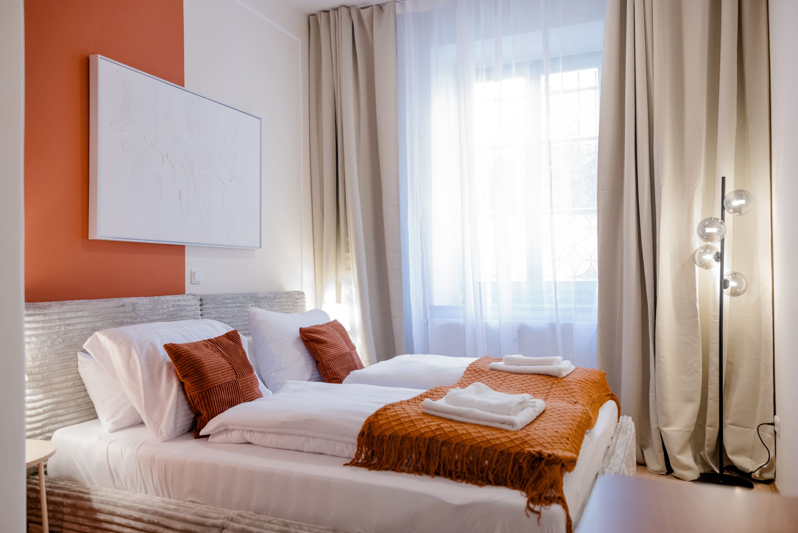 Schlafzimmer mit hellem Wandanstrich, Münchner Wohnung