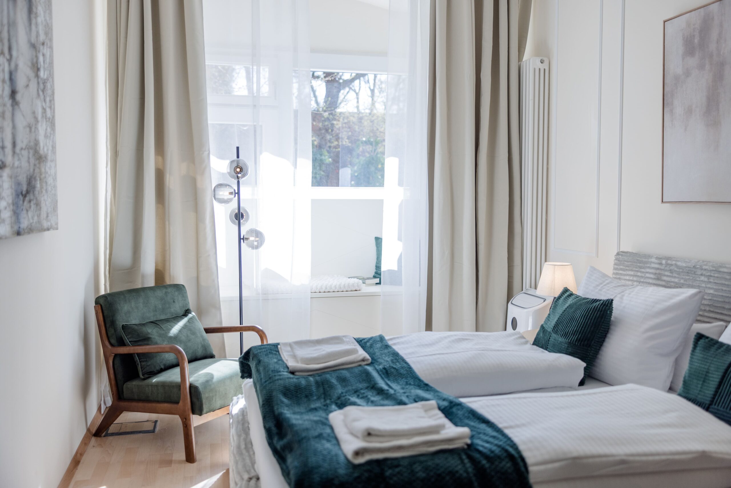 Wohnraum mit warmem Off White, Münchner Altbau